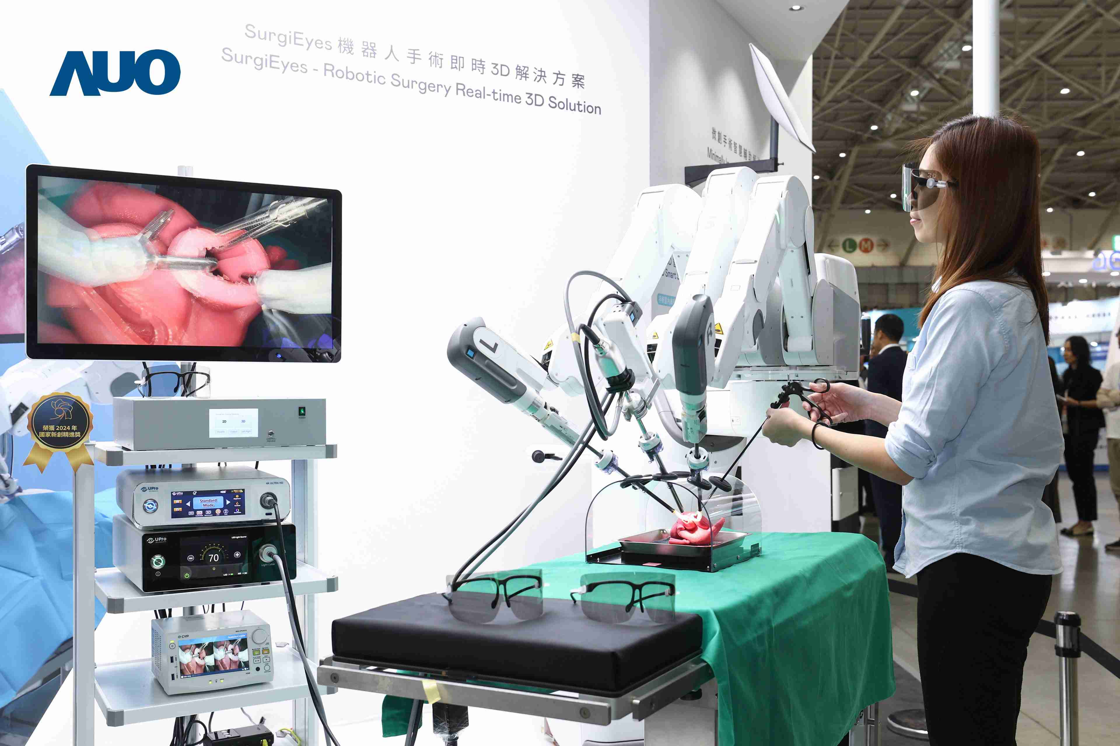 达擎以领先的3D显示技术推出〝SurgiEyes机器人手术实时3D解决方案〞，，，整合先进3D图像处理与独家3D垂直宽视角、、、、广色域的显示技术，，手术团队可实时同步主刀医师视角看到清晰3D影像，，提升沟通效率与安全性。。。