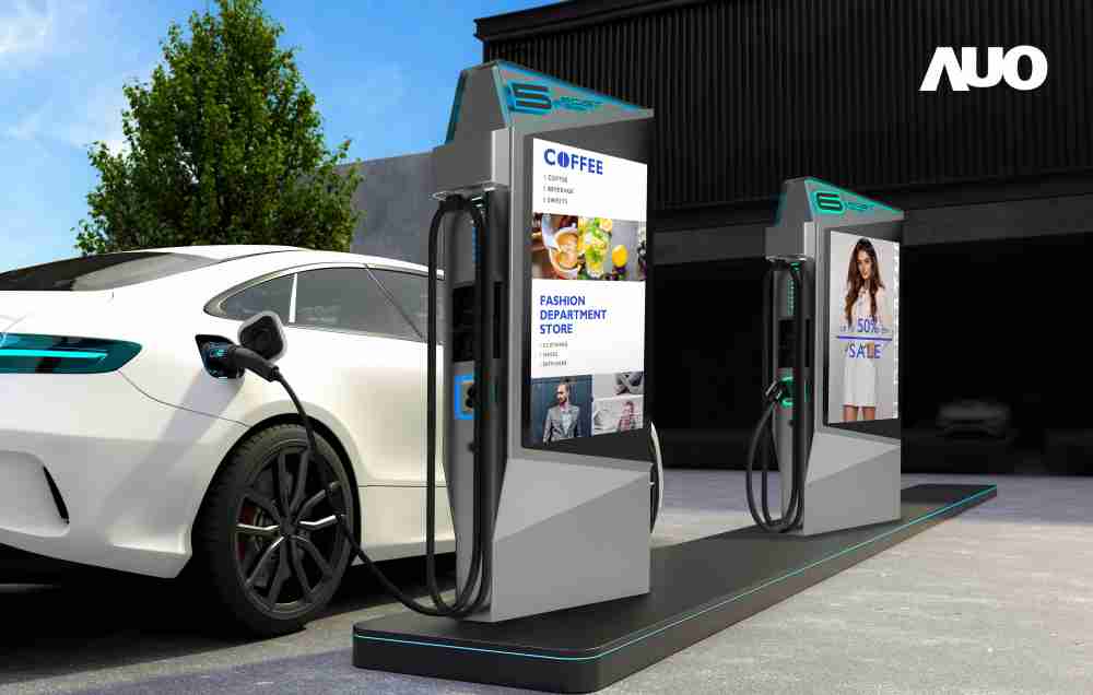 达擎 “55吋高亮度户外防水显示器”，，，在阳光直射环境下仍可呈现清晰鲜明之影像质量，，，可灵活安装于充电桩及智能电杆，，成为数字户外广告 （DOOH）最佳宣传利器